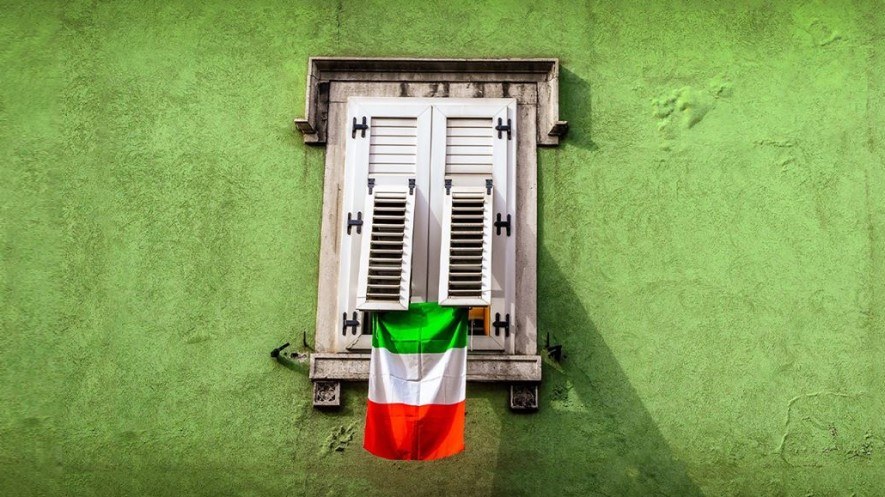 Vinci gratis 222 bandiere italiane con Tectake